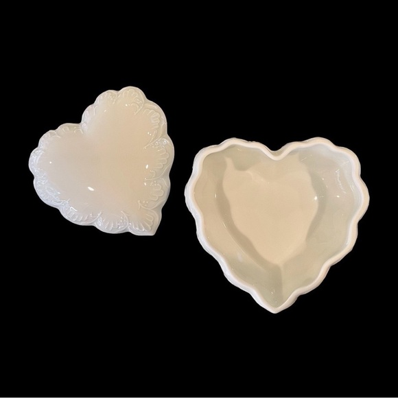 VINTAGE, HEART SHAPED LIMOGE WITH LID. 4 3/4”W X 4 1/2”H X 2”D - Picture 6 of 7